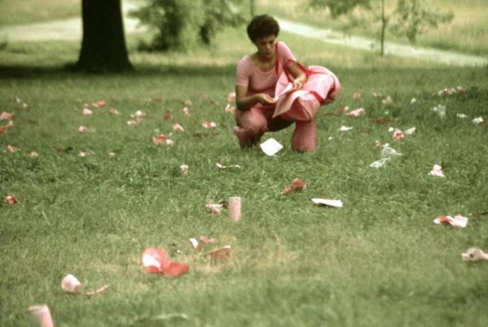 Maren Hassinger, Pink Trash, 1982, Art Across the Park, Central Park, Manhattan, courtesy Horace Brockington. In 1982 and 1984, Art Across the Park commissioned site-specific works by young and emerging artists for parks across the city including Central Park, Van Cortlandt Park, Prospect Park, and Orchard Beach. Hassinger picked up trash in parks and painted it baby pink. Returning to the sites dressed in pink, she placed the scraps back where she found them. Hassinger restaged her performance in Prospect Park in 2017 as part of the Brooklyn Museum’s We Wanted a Revolution: Black Radical Women 1965–85.
